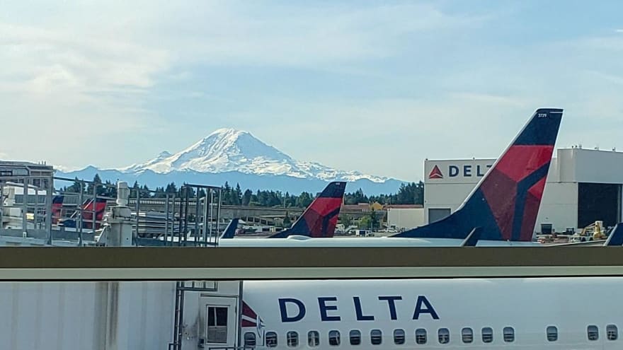 Delta airplane with Mt. Rainier in the distance